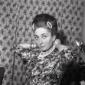 Regina Bianchi in camerino,mentre si allaccia la c ...