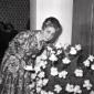 Regina Bianchi in camerino, chinata su un fascio d ...
