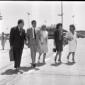Walter Chiari sulla pista dell'aeroporto con Domin ...