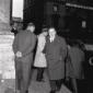 Aldo Bozzi in cappotto, volge lo sguardo verso l'o ...