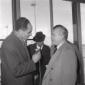 Samuel Bronston intevistato da un giornalista all' ...