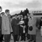 Capra sulla pista dell'aeroporto con Bronston e la ...