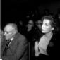 Palma Bucarelli seduta vicino ad Ungaretti