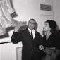 Aldo Cal con la mano su una delle sue sculture, a ...
