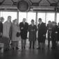 Capra, Bronston, Waszynsky ed altri dentro l'aerop ...
