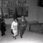 Vittorio Caprioli e Franca Valeri salgono le scale ...