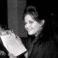 Claudia Cardinale dentro l'aeroporto legge un fogl ...