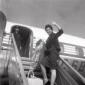 Claudia Cardinale sulla scaletta dell'aereo