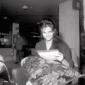 Claudia Cardinale seduta nell'atrio dell'aeroporto ...