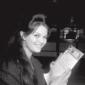 Claudia Cardinale nell'atrio dell'aeroporto legge  ...