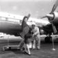 Claudia Cardinale sulla pista vicino all'aereo