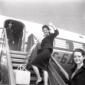 Claudia Cardinale sulla scaletta dell'aereo, vicin ...
