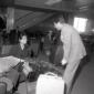 Claudia Cardinale seduta nell'atrio dell'aeroporto ...