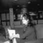 Claudia Cardinale seduta nell'atrio dell'aeroporto