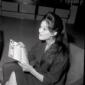 Claudia Cardinale seduta nell'atrio dell'aeroporto ...