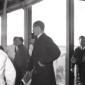 John Charles nei locali dell'aeroporto