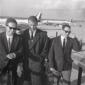 John Charles con due accompagnatori; sullo sfondo  ...