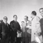 John Charles sorride, circondato da accompagnatori ...
