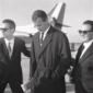 John Charles sulla pista con due accompagnatori