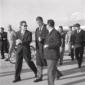 John Charles sulla pista, seguito dagli accompagna ...