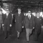 John Charles percorre i locali dell'aeroporto segu ...