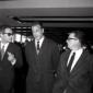 John Charles con i due accompagnatori nei locali d ...