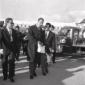 John Charles sulla pista; al suo fianco accompagna ...