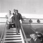 John Charles scende le scalette dell'aereo