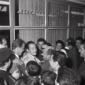 John Charles e Franco Pesci sommersi da curiosi e  ...