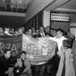 John Charles in posa dietro una bandiera con i tif ...