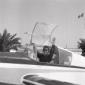 Jacques Charrier a bordo del suo aereo saluta con  ...