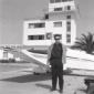 Jacques Charrier davanti al suo aereo
