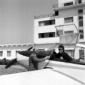 Jacques Charrier a bordo del suo aereo stringe la  ...