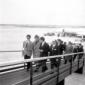 Maurice Chevalier all'arrivo in aeroporto, mentre  ...