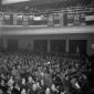 La platea e la galleria del cinema gremite di foll ...