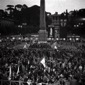Folla a Piazza del Popolo, sullo sfondo gli stenda ...