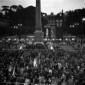 Folla a Piazza del Popolo, sullo sfondo stendardi  ...