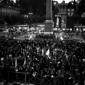 Folla a Piazza del Popolo, sullo sfondo stendardi  ...
