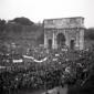 I manifestanti davanti all'arco di Costantino