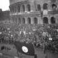 La folla dei manifestanti davanti al Colosseo