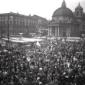 La folla a piazza del Popolo