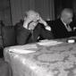 Clement Attlee studia le carte sul tavolo dei rela ...