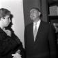 Elena Croce conversa con uno degli invitati
