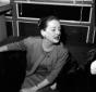 Bette Davis al suo arrivo a Fiumicino seduta su un ...