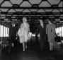 Sammy Davis jr. e May Britt in aeroporto