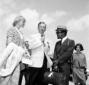 Sammy Davis jr. e May Britt vengono intervistati a ...