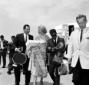 Sammy Davis jr. e May Britt sulla pista dell'aerop ...