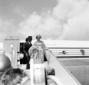 Sammy Davis jr e May Britt scendono dalla scaletta ...