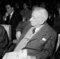 L'onorevole Raffaele De Caro seduto in platea dura ...