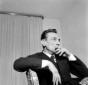 Eduardo De Filippo mentre fuma una sigaretta; pian ...